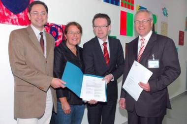 Unterzeichneten den Vertrag (v.l.): Prof. Dr. Heymut Omran, Dr. Martina Monninger, Prof. Dr. Norbert Roeder, Dr. Wolfgang Kirsch. <br>Foto: UKM<br />