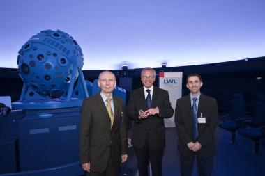 LWL-Direktor Dr. Wolfgang Kirsch (Mitte) startete das neue Programm im Planetarium. Museumsdirektor Dr. Alfred Hendricks (links) und Dr. Björn Voss (rechts) gaben der Presse ausführliche Antworten zum Umbau des Museums und der neuen Planetariumstechnik. <br>Foto: LWL/B.Oblonczyk<br />