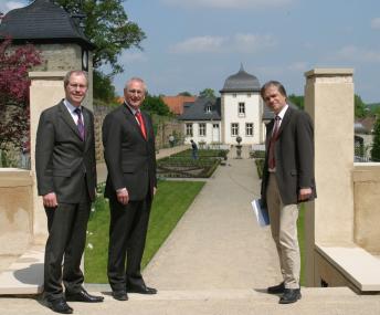 Exklusiv: Landrat Manfred Müller vom Vorstand der Stiftung Kloster Dalheim, LWL-Direktor Dr. Wolfgang Kirsch und Museumsleiter Dr. Martin Kroker (von links) präsentieren den ehemaligen "Garten des Priors", der ab 29. Mai für die Besucher der Stiftung Kloster Dalheim. LWL-Landesmuseum für Klosterkultur geöffnet sein wird. <br>Foto: LWL/ Maria Tillman<br />