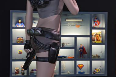 Cyberheldin Lara Croft blickt auf die Superman-Vitrine in der Helden-Ausstellung.   <br>Foto: LWL/Holtappels <br />                       