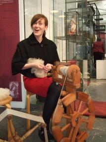 Museumsmitarbeiterin Nadine Schober am Spinnrad in der Ausstellung ¿Stroh zu Gold¿.  <br>Foto:LWL<br />