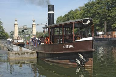 Der Dampfer ¿Cerberus¿ führt die singende Schiffsparade vom Schiffshebewerk nach Gelsenkirchen an.  <br>Foto:LWL<br />                 