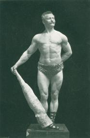 Eugen Sandow - der "Vater" des Bodybuildings. <br>Foto: Body-Building, or man in the making. London 1905.<br /><br> Repro: LWL.<br />
