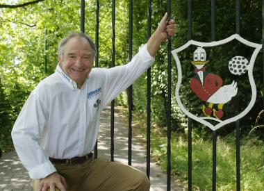 Fußballheld Willi Lippens ¿ hier zu sehen nebst Ente im Wappen ¿ ist Freitag zu Gast auf der Henrichshütte. <br>Foto: WDR/Firo<br />