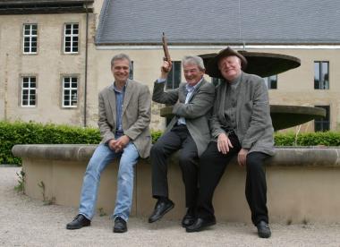 Startschuss: Museumsleiter Dr. Martin Kroker, Festivalintendant Dr. Wolfgang Kühnhold und Prof. Dr. Hans-Dieter Rinkens stellten das Programm des Dalheimer Sommers vor und eröffneten damit den Kartenvorverkauf. <br>Foto: LWL/Maria Tillmann<br />