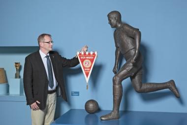 Museumsleiter Robert Laube vor der Statue Helmut Rahns in der Helden-Ausstellung. Der Wimpel von Rot-Weiß Essen stammt aus dem Essener ¿Meisterjahr¿.<br>Foto: LWL/Holtappels<br />