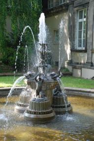 Der Delphinbrunnen gehört zu den Wasserkünsten  im Palaisgarten Detmold.<br>Foto: LWL/Gerbaulet<br />