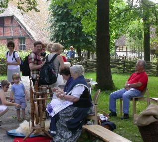 Auch gesponnen wird am Schafschurtag.    <br>Foto:LWL<br />
