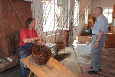 Korbflechterin Petra Franke zeigt den Besuchern die alte Handwerkskunst. 	<br> Foto: LWL/Holtappels<br />