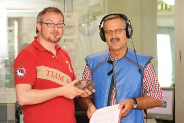 Ulrich Liebner (r.), Pflegedirektor der Wilfried-Rasch-Klinik, lässt sich von Projektleiter Harald Haynert Kopfhörer, Bleiweste und Tunnelbrille zur Simulation einer Psychose erklären.  <br>Foto: LWL/Schneiders<br />