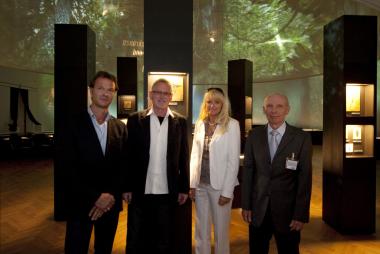 LWL-Kulturdezernentin Dr. Barbara Rüschoff-Thale eröffnete heute zusammen mit Museumsdirektor Dr. Alfred Hendricks (rechts) und den beiden aus Darmstadt angereisten Wissenschaftlern Dr. Norbert Micklich und seinem Kollegen Dr. Oliver Sandrock die neue Sonderausstellung "Messel on Tour" im LWL-Museum für Naturkunde. <br>Foto: LWL/Oblonczyk<br />