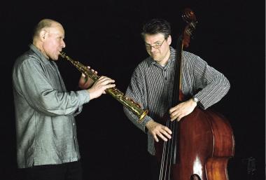 Saxophon-Legende Gerd Dudek (links) spielt mit Michael Mikolaschek im Schiffshebewerk.<br>Foto: PR<br />