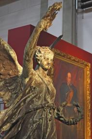 Statue der Siegesgöttin Nike vor einem Ge-mälde Kaiser Wilhelms I. in der Ausstellungsabteilung ¿Nationale Helden¿. <br>Foto: LWL/Holtappels<br />