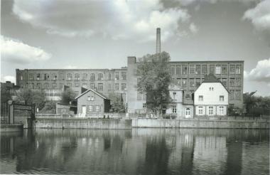 Blick über die Ems auf die ehemalige Spinnerei Hardy Jackson in Rheine um 1970.  <br>Foto: LWL/Holtappels     <br />