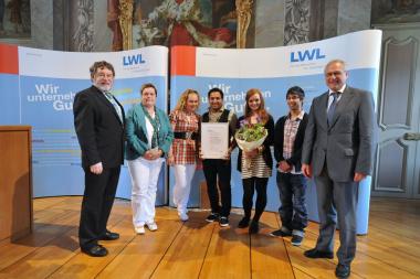 LWL-Direktor Dr. Wolfgang Kirsch (r.) und Vorsitzender der LWL-Landschaftsversammlung Dieter Gebhard (l.) überreichten den LWL-Kulturpreis an (v.l.) Heike Harrison, Lisa Harrison, Elvis Kajtazi, Jennifer Look, und Naser Berisha, von der Tanzformation ku:llj ¿ dance for a chance e.V.<br>Foto: LWL/Busch<br />