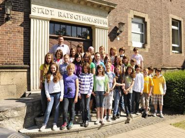 Die Klasse 6b des Städtischen Ratsgymnasiums Gladbeck spielt auf dem Schrottophon von Richard Ortmann.    <br> Foto: LWL/Hudemann<br />