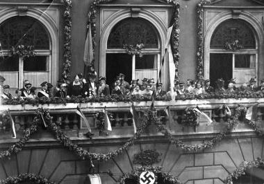 Öffentliche Inszenierung von ¿Volksgemeinschaft¿ und ¿Hitler-Mythos¿: Die Krönung auf dem Rathausbalkon beim Schützenfest in Lünen 1934. 				   <br> Foto: Stadtarchiv Lünen<br />