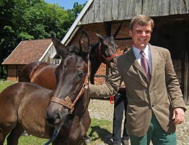 Tradition verbindet: Sennerfohlen ¿Parzival¿ mit seinem fürstlichen Taufpaten Stephan Prinz zur Lippe.     <br>Foto: LWL<br />