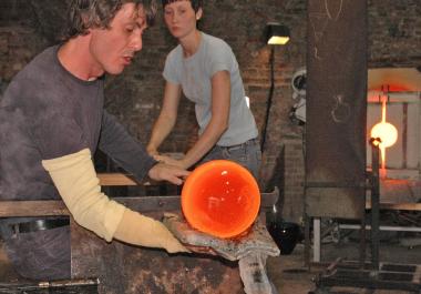 Glasmacher bei der Arbeit am Ofen. <br>Foto: LWL/Holtappels<br />