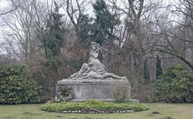 Denkmal auf dem Dortmunder Nordfriedhof für die Opfer des Grubenunglücks auf Zeche Minister Stein 1925.          <br>Foto: LWL<br />