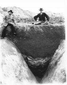 Sichtbar gemachte Spuren im Boden: Alle namhaften Archäologen kamen am Anfang des 20. Jahrhunderts zu den Ausgrabungen nach Haltern, hier Friedrich Koepp (li.) und Hans Dragendorff über dem Profil eines Spitzgrabens vom Uferkastell auf der Flur Hofestatt. <br>Foto: LWL.<br />