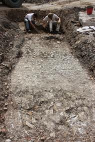 Der Hellweg in Paderborn. In der Mitte verlaufen quer zum Bild zwei Fahrspuren. <br>Foto: LWL/Spiong<br />