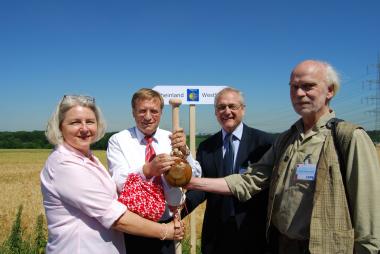 Auf der Grenze zwischen Westfalen-Lippe und Rheinland überreichte der LWL-Direktor Dr. Wolfgang Kirsch (2 v.r.) und Prof. Dr. Torsten Capelle (r.) von der Altertumskommission für Westfalen den Pilgerstab an LVR-Direktor Harry K. Voigtsberger und LVR-Kulturdezernentin Milena Karabaic. Foto: LWL/ Verena Rösler