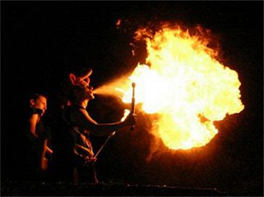 Die Feuerspucker heizen den Zuschauern ein. <br>Foto: LWL<br />