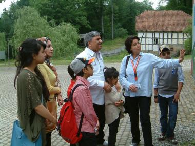 Fatima Zielinski (2. v. r.), Mitarbeiterin des LWL-Freilicht-museums Detmold, führte die Besuchergruppe aus Dubai auf Hocharabisch durch das Museumsgelände.  <br>Foto: LWL<br />