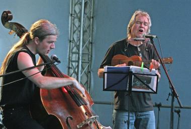 Frank Baier (r.) und Arne Wagner spielen Ruhrgebietslieder in der Maschinenhalle des Schiffshebewerks.  <br>Foto: Baier  <br />