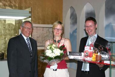 v.l.: Dr. Wolfgang Kirsch und der Museumsleiter Dr. Josef Mühlenbrock gratulieren der Jubiläumsbesucherin Katharina Huy aus Hattingen. <br>Foto: LWL/Jansen<br />