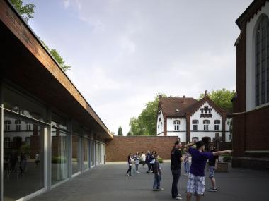 Das Pfarrzentrum St. Joseph in Herten, das die Kirche umschließt und so einen Innenhof schafft, ist erster Preisträger des Westfäli-schen Preises für Baukultur. <br>Foto: Christian Richters, Münster<br />