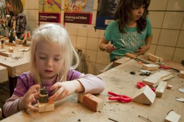 Gemeinsames Bastelvergnügen in der Kinderwerkstatt auf Zeche Zollern. <br>Foto: LWL-Industriemusem, Annette Hudemann.<br />