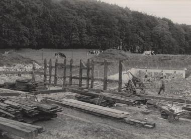 Die erste Baustelle im LWL-Freilichtmuseum Detmold: Der Osnabrücker Hof im Aufbau 1966.  <br>Foto: LWL<br />