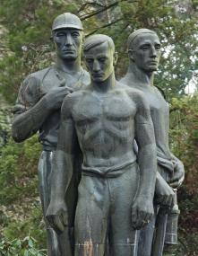 Dieses Denkmal für Opfer des Grubenun-glücks auf Zeche General Blumenthal in Recklinghausen im Jahre 1937 wird bei der Exkursion besichtigt.                    <br>Foto: LWL<br />
