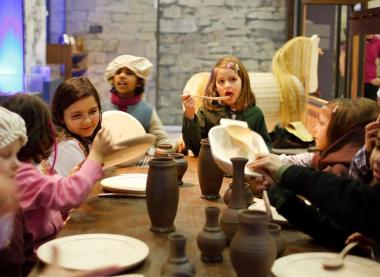 Die Ferienkinder organisieren ein ¿mittelalterliches¿ Fest mit standesgemäßer Tafel und zeitgemäßer Kleidung . <br>Foto: Michael Jungblut<br />