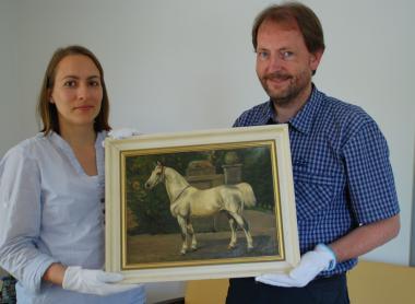 Kuratorin Kirsten Bernhardt und Museumsleiter Dr. Jan Carstensen präsentieren ¿Tizian¿, den Neuzugang des LWL-Freilichtmuseums Detmold. <br>Foto: LWL<br />