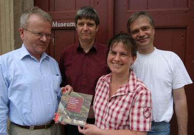 Das Autorenteam der Stiftung Kloster Dalheim. LWL-Landesmuseum für Klosterkultur stellt den neuen Geländeführer zur Dalheimer Klosteranlage vor. Von links: Dr. Clemens Kosch, Dr. Matthias Preißler, Dr. Helga Fabritius und Museumsleiter Dr. Martin Kroker. <br>Foto: LWL/Maria Tillmann<br />