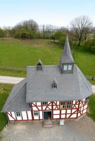 Wer möchte, kann sein Krautbund zum Abschluss in der Kappellenschule im Siegerländer Weiler des LWL-Freilichtmuseums Detmold segnen lassen.<br>Foto: LWL/Jähne<br />