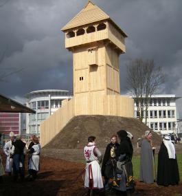 Dunkle Wolken über mittelalterlicher Idylle: Der Herner LWL-Museumsmotte droht am Sonntag die Belagerung. <br>Foto: Beatrix Hagemann-Kask<br />