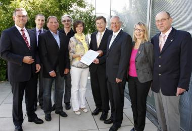 LWL-Direktor Dr. Wolfgang Kirsch (3. v. r.) übergibt die Urkunde an  den Vorstandsvorsitzenden der Gelsenwasser AG, Dr. Manfred Scholle (4.v.r.).<br>Foto: GELSENWASSER AG<br />