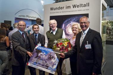 LWL-Direktor Dr. Wolfgang Kirsch (r.) sowie (v.l.) Museumsdirektor Dr. Alfred Hendricks und Astronom Dr. Björn Voss begrüßen den Jubiläumsgast Alois Brüggemann und seine Lebensgefährtin Agathe Horsthemke. <br>Foto: LWL/Oblonczyk<br />