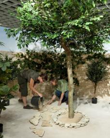 Die beiden Präparatorinnen Regina Ellen-bracht (li.) und Claudia Merz legen letzte Hand an die von ihnen geschaffene Vorstellung eines Paradieses und Garten Eden an. <br>Foto: LWL/Oblonczyk<br />
