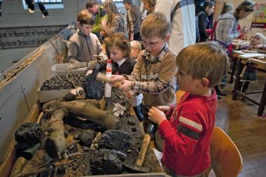Werkeln mit Kohle und Holz in der Kinderwerkstatt der Zeche Zollern. <br>  Foto: LWL<br />