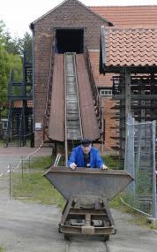 Mit dem Schrägaufzug befördern Muse-umsmitarbeiter die mit Ton befüllten Loren in die Maschinenziegelei.<br>Foto: LWL/Holtappels<br />