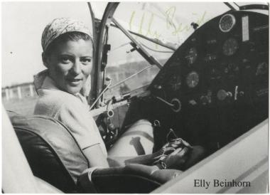 Heldin der Lüfte¿: Elly Beinhorn im Cockpit ihrer Maschine auf einer Autogrammkarte der 1930er Jahre. <br>Repro: LWL/Holtappels<br />