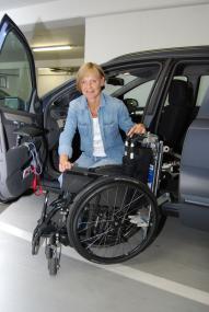 Karola Mensing ist mobil, dank des behindertengerechten Autos mit der automatischen Verladehilfe. <br>Foto: LWL/Rösler<br />