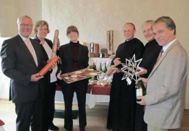 Klösterliche Kostbarkeiten: LWL-Direktor Dr. Wolfgang Kirsch, Klostermarkt-Organisatorin Marianne Rosar und Dr. Julia Hallenkamp-Lumpe, Wissenschaftliche Referentin vom LWL-Landesmuseum für Klosterkultur, Bruder Antonius Fach und Pater Werner Vullhorst von der Benediktinerabtei Königsmünster (Meschede) und Dr. Martin Kroker, Museumsleiter präsentieren aus Königsmünster. <br>Foto. LWL/Maria Tillmann<br />
