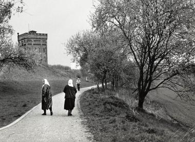 Türkische Frauen beim Spaziergang an der Zeche Hannover in Bochum, um 2000.<br>Foto: LWL-Industriemuseum/Brigitte Kraemer<br />
