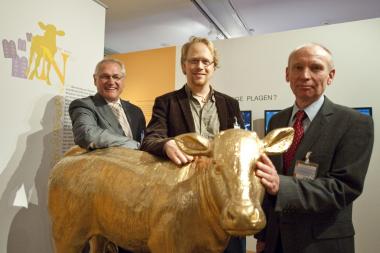 LWL-Direktor Dr. Wolfgang Kirsch, Ausstellungsmacher Jan Dübbers und Museumsleiter Dr. Alfred Hendricks stellten - neben dem Goldenen Kalb - die weiteren tierischen Darsteller der neuen Sonderausstellung "Tiere der Bibel" vor. <br>Foto: LWL Oblonczyk<br />